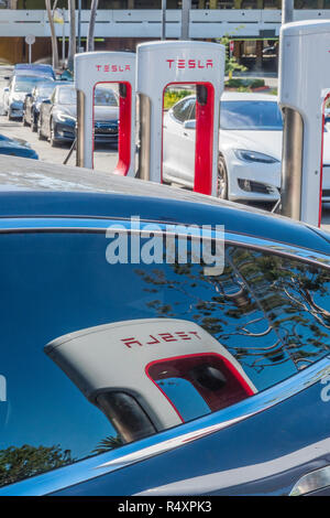 La batterie Tesla powered voitures attendre dans une longue lignée d'un espace à la station de charge Super Tesla au Westfield Mall à Culver City, Californie. Banque D'Images