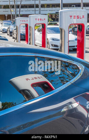 La batterie Tesla powered voitures attendre dans une longue lignée d'un espace à la station de charge Super Tesla au Westfield Mall à Culver City, Californie. Banque D'Images