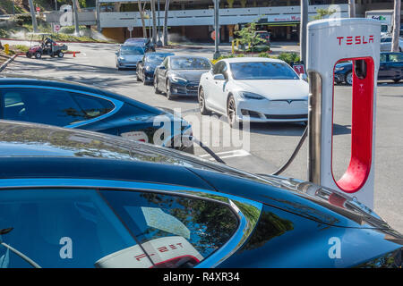 La batterie Tesla powered voitures attendre dans une longue lignée d'un espace à la station de charge Super Tesla au Westfield Mall à Culver City, Californie. Banque D'Images