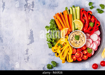 Houmous fait maison avec des légumes frais, vue du dessus. Banque D'Images