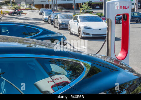 La batterie Tesla powered voitures attendre dans une longue lignée d'un espace à la station de charge Super Tesla au Westfield Mall à Culver City, Californie. Banque D'Images