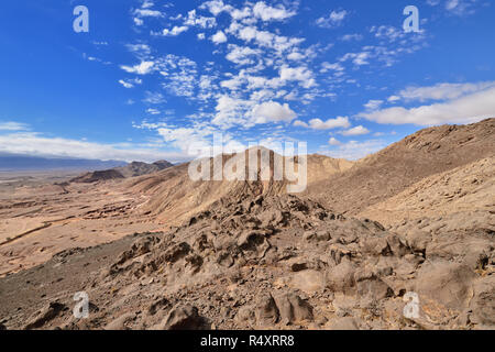 Trekking dans les montagnes dans les environs de l'oasis de Garmeh, sur le Dasht-e Kavir déserts près du Khur ville. Banque D'Images