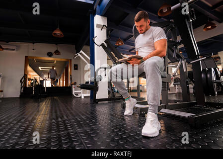 Fitness Trainer plan d'entraînement écrit close up in gym Banque D'Images