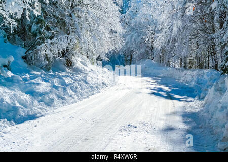 Route de Fusine lacs dans la gamme de montagne Schloss Weikersdorf en hiver, Fusine, Tarvisio, Friuli Venezia Giulia, Italie Banque D'Images