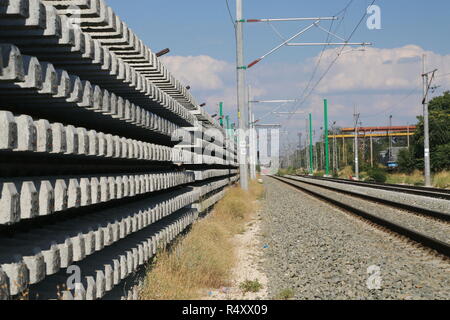 D'une pile de rails prête à être installée. Banque D'Images