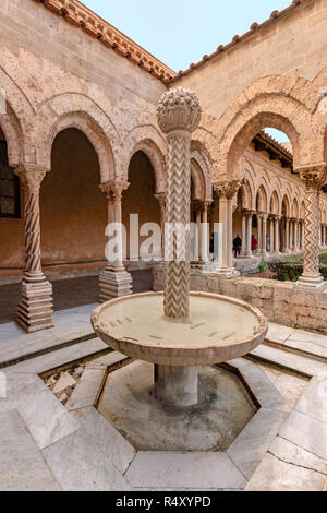 Une colonne sculptée comme un palmier fonctionne comme une fontaine, dans le Cloître Bénédictin de cathédrale de Monreale, en Sicile, Italie. Banque D'Images