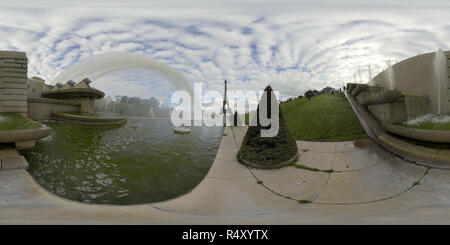 Vue panoramique à 360° de La Tour Eiffel les canons à eau, Paris, France, les fontaines du Trocadéro, de la Tour Eiffel, l'Etoile, l'un des monuments de Paris. 360 panorama vr