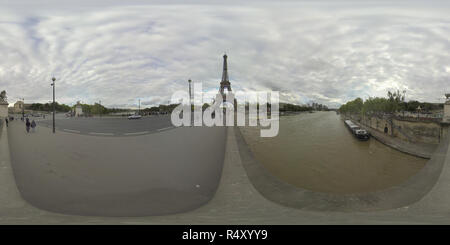 Vue panoramique à 360° de Vue sur Tour Eiffel à partir de la Seine, Tour Eiffel, Etoile, l'un des monuments de Paris. 360 panorama vr