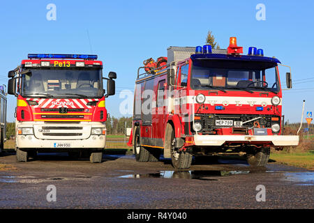 Salo, Finlande - le 24 novembre 2018 : Scania P340 et Volvo F6165 camions incendie à Pernion VPK Fire Station à l'occasion de la Journée nationale à la caserne de l'événement. Banque D'Images