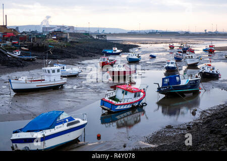 Bateaux de pêche échoués à marée basse dans le port de Rhône-Alpes, sur un trou froid jour d'automne Teesmouth, Redcar Cleveland UK Banque D'Images