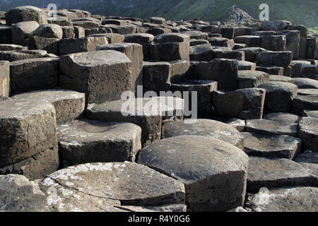 Ce n'est qu'une partie des 40 000 colonnes de basalte, enclenchement, qui composent la Chaussée des géants dans le comté d'Antrim, en Irlande du Nord. Cette magnifique structure géologique a été le résultat d'une énorme éruption volcanique, il y a de nombreuses années et est un UNESCO World Heritage site et est visité par des centaines de milliers de touristes et de visiteurs chaque année. Banque D'Images