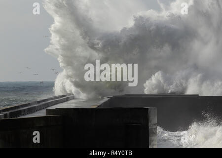 Gros plan d'un splash énorme déferlement des vagues sur une jetée. Au nord du Portugal. Banque D'Images