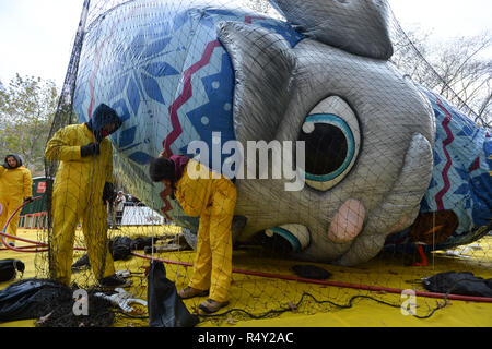 Les travailleurs ont vu défilé baloons remplissage avec l'hélium lors de la 92e assemblée annuelle de Macy's Thanksgiving Day Parade l'inflation Eve le 21 novembre 2018 à New Yo Banque D'Images