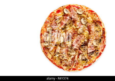 Vue de dessus, la pancetta pizza garnie de champignons, de mozzarella et de ses ingrédients sur fond blanc, vue d'en haut Banque D'Images