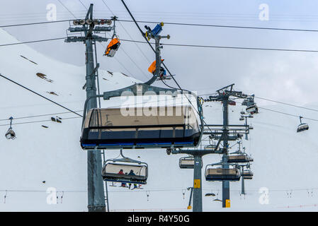 Close-up scène d'hiver des télésièges dans station de ski Banque D'Images