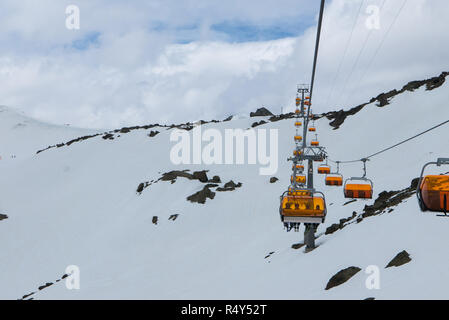 High altitude ski resort extra long chairlift Banque D'Images