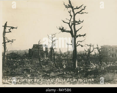 Ruines de la ville dévastée après un bombardement atomique, août 1945, Hiroshima, Japon Banque D'Images