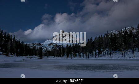 Lac gelé et transalpins illuminée par la lune, le lac de Misurina et Tre Cime di Lavaredo, Italie Banque D'Images