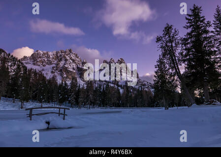 Nuit en hiver neige lumineux dans la vallée de ski alpin, à proximité de lac de Misurina Cortina d'Ampezzo, Italie Banque D'Images