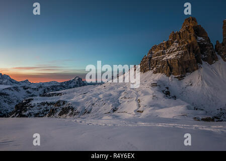 Majestic paysages vivides de montagnes de neige, coucher de soleil ar Tre Cime di Labaredo, Italie Banque D'Images