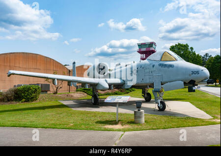 Fairchild Republic A-10A Thunderbolt II (le phacochère) exposé au Musée de l'Aviation à Warner Robins en Géorgie (USA) près de Robins Air Force Base Banque D'Images