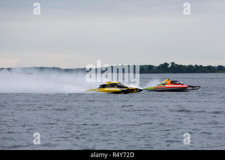 Pendant la course de la Coupe Nickel Gananoque Gananoque en régate d'Hydroplane en Ontario, Canada. L'assemblée annuelle des courses ont lieu dans l'été. Banque D'Images