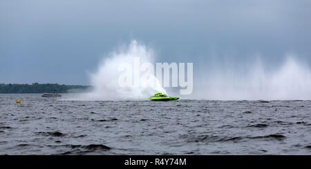 Pendant la course de la Coupe Nickel Gananoque Gananoque en régate d'Hydroplane en Ontario, Canada. L'assemblée annuelle des courses ont lieu dans l'été. Banque D'Images