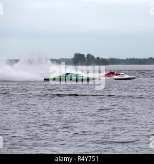 Pendant la course de la Coupe Nickel Gananoque Gananoque en régate d'Hydroplane en Ontario, Canada. L'assemblée annuelle des courses ont lieu dans l'été. Banque D'Images