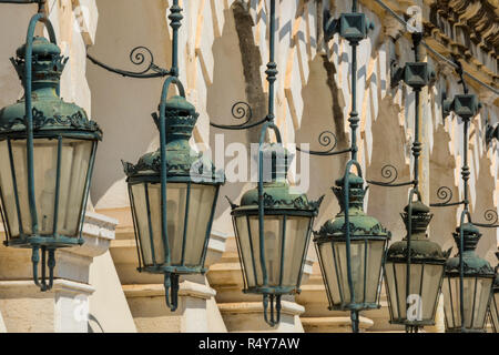 Une ligne ou d'une rangée de lampadaires de style victorien décoratif sur le côté d'un bâtiment classique de la ville de kerkyra à Corfou en Grèce Banque D'Images