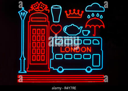 Londres - le 26 novembre 2018 : néons graphiques illustrant les symboles emblématiques de la ville, y compris un bus à impériale et téléphone fort, décorer un magasin Banque D'Images