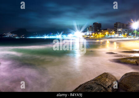 Photographie de nuit de belles vagues en flou au Brésil est la plus célèbre plage d'Ipanema. Banque D'Images