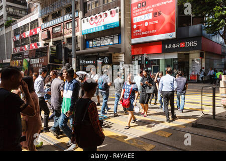 Traversée de Hennessy Road, Hong Kong Island Banque D'Images