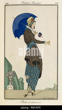 Robe Ã retroussis. Femme portant une robe bleu et gris stripey avec un manteau gris, et dépouillé des châssis. Portant un parapluie bleu, portant un chapeau crème, brodé avec une fleur rose. Costumes Parisiens. . Journal des dames et des modes. [Avec des plaques de couleur.]. Paris, 1914. Les plaques de couleur / Illustrations. Pochoir. La mode. Source : P.P.5242.dc, volumr IV, page 158, en face de la plaque 112. Langue : Français. Auteur : WEGENER, Gerda. Banque D'Images