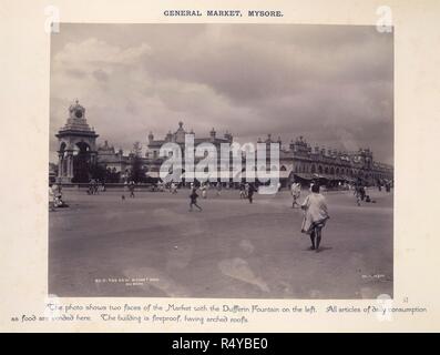 Marché général, Mysore. Années 1890. Vue générale du marché des bâtiments de nouveau marché Road. Légende notes lire : 'La photo montre les deux visages du marché avec la Fontaine de Dufferin sur la gauche. Tous les articles de consommation quotidienne de nourriture sont plier ici. Le bâtiment est ininflammable, avoir des toits voûtés." publié à l'origine/produit en 1890. . Source : OIOC Photo 430/41(57),. Auteur : del Tufo & Company. Banque D'Images