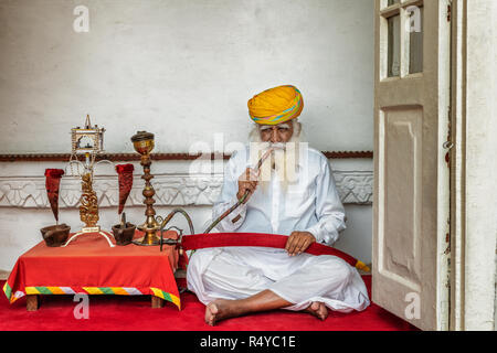 Jodhpur, Inde - le 14 octobre 2018 : Vieil homme fumeur pipe à eau, Jodhpur, Rajasthan, India Banque D'Images