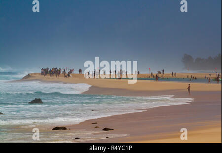 Foule sur la plage en regardant les grosses vagues Banque D'Images