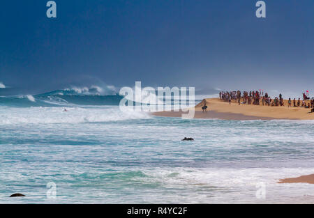 Foule sur la plage en regardant les grosses vagues Banque D'Images