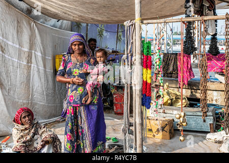 Pushkar, Inde - 15 novembre, 2018 : femme de la région de vendre des marchandises au stand de rue pendant les foires à Pushkar, Inde Banque D'Images