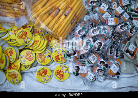 Hyderabad, Inde. 28 Nov, 2018. Insignes et porte-clefs, avec photos de Chandrababu Naidu N Ministre en chef et le président du Congrès, Rahul Gandhi à vendre lors d'un Roadshow à Hyderabad, Inde pour la prochaine élection de l'Assemblée législative Telangana qui aura lieu le 07 décembre 2018. Crédit : Sanjay Borra/Alamy Live News Banque D'Images