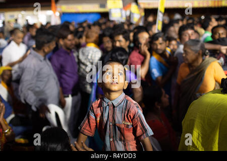 Hyderabad, Inde. 28 Nov, 2018. Un jeune garçon regarde lors d'un roadshow de Chandrababu Naidu N Ministre en chef et le président du Congrès, Rahul Gandhi à Hyderabad, Inde pour les prochaines élections à l'Assemblée législative Telangana qui aura lieu le 07 décembre 2018. Crédit : Sanjay Borra/Alamy Live News Banque D'Images