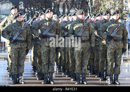 Gdynia, Pologne. 28 Nov 2018. Les soldats de l'armée polonaise avec des fusils de type AK-47 sont vus. La marine polonaise célèbre son 100e anniversaire avec des navires de guerre et defilade show en base navale à Gdynia/Ardulf Crédit : Max Alamy Live News Banque D'Images