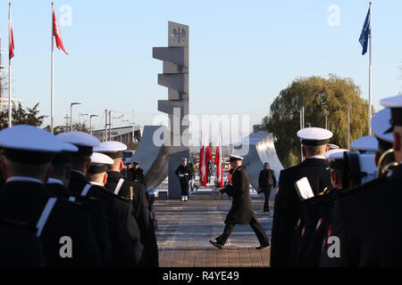 Gdynia, Pologne. 28 Nov 2018. Des soldats de la marine polonaise sous le monument de Maritime polonaise sont vus. La marine polonaise célèbre son 100e anniversaire avec des navires de guerre et defilade show en base navale à Gdynia/Ardulf Crédit : Max Alamy Live News Banque D'Images