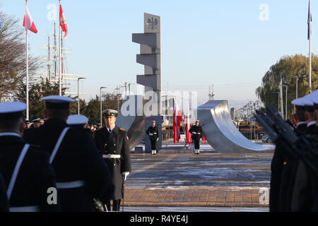 Gdynia, Pologne. 28 Nov 2018. Des soldats de la marine polonaise sous le monument de Maritime polonaise sont vus. La marine polonaise célèbre son 100e anniversaire avec des navires de guerre et defilade show en base navale à Gdynia/Ardulf Crédit : Max Alamy Live News Banque D'Images