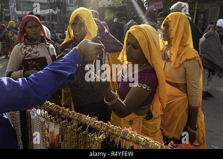Pushkar, Rajasthan, Inde. 6 juillet, 2018. Les femmes sont considérées l'achat de colliers traditionnels a un vendeur au cours de la sainte hindoue festival à Pushkar.rassemblement religieux hindou à Pushkar qui ont eu lieu dans les derniers jours de l'Puskhar Camel juste. La foire est un événement annuel à propos de l'élevage pour plusieurs jours à Pushkar ville. Credit : Enzo Tomasiello SOPA/Images/ZUMA/Alamy Fil Live News Banque D'Images