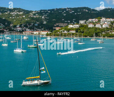 St Thomas, îles Vierges britanniques. 13 Jan, 2009. Voiliers et un petit bateau de pouvoir remplir la Charlotte Amalie Harbour à St Thomas, îles Vierges américaines, une destination touristique populaire. Credit : Arnold Drapkin/ZUMA/Alamy Fil Live News Banque D'Images