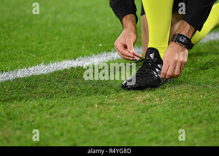 Foto Cafaro/LaPresse 28 Novembre 2018 Napoli, Italia sport calcio SSC Napoli vs FK Crvena zvezda - Ligue des Champions saison 2018/19 Gruppo C, giornata 5 - stadio San Paolo. Nella foto : Scarpini da gioco dell'arbitro. Cafaro Photo/LaPresse 28 novembre 2018 Naples, Italie Sports Football SSC Napoli vs FK Crvena zvezda - Ligue des Champions saison 2018/19 Journée 5 Groupe C - stade San Paolo. Dans le pic : une vue détaillée des bottes d'arbitre. Banque D'Images