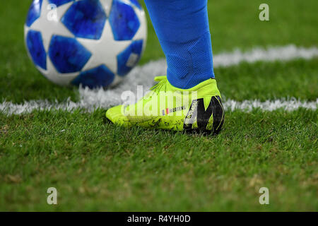 Foto Cafaro/LaPresse 28 Novembre 2018 Napoli, Italia sport calcio SSC Napoli vs FK Crvena zvezda - Ligue des Champions saison 2018/19 Gruppo C, giornata 5 - stadio San Paolo. Nella foto : Scarpini da Gioco di Dries Mertens (SSC Napoli). Cafaro Photo/LaPresse 28 novembre 2018 Naples, Italie Sports Football SSC Napoli vs FK Crvena zvezda - Ligue des Champions saison 2018/19 Journée 5 Groupe C - stade San Paolo. Dans le pic : une vue détaillée des bottes de Dries Mertens (SSC Napoli). Banque D'Images