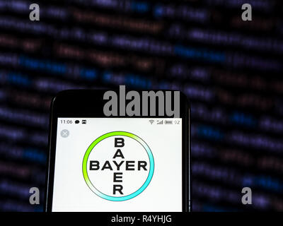 Kiev, Ukraine. 28 Nov, 2018. Logo de l'entreprise pharmaceutique Bayer vu affichée sur téléphone intelligent. Crédit : Igor Golovniov SOPA/Images/ZUMA/Alamy Fil Live News Banque D'Images