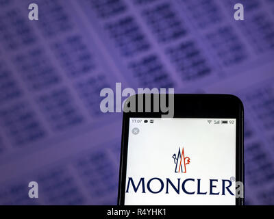 Kiev, Ukraine. 28 Nov, 2018. Logo Moncler vu affichée sur téléphone intelligent. Crédit : Igor Golovniov SOPA/Images/ZUMA/Alamy Fil Live News Banque D'Images