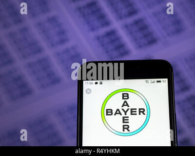 Kiev, Ukraine. 28 Nov, 2018. Logo de l'entreprise pharmaceutique Bayer vu affichée sur téléphone intelligent. Crédit : Igor Golovniov SOPA/Images/ZUMA/Alamy Fil Live News Banque D'Images